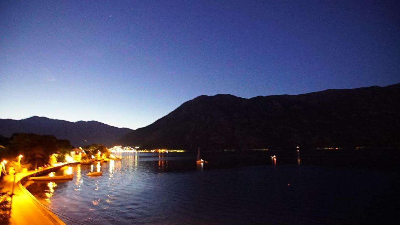 Penthouse Stoliv: Beachfront Spa Villa with Private Jetty Kotor Exterior photo